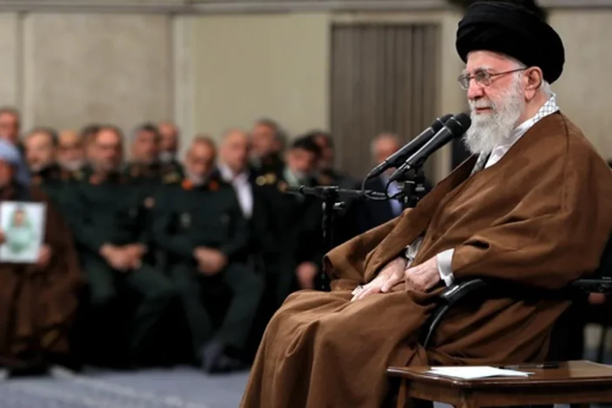 خبرگزاری رسمی ایران، ایرنا، روز یکشنبه به نقل از آیت‌الله علی خامنه‌ای، رهبر جمهوری اسلامی، گفت که در پی حمله دو شب پیش اسرائیل به ایران، مسئولان کشور باید ببینند چگونه می‌توانند قدرت و ارده ایران را به بهترین شکل به رخ بکشند.