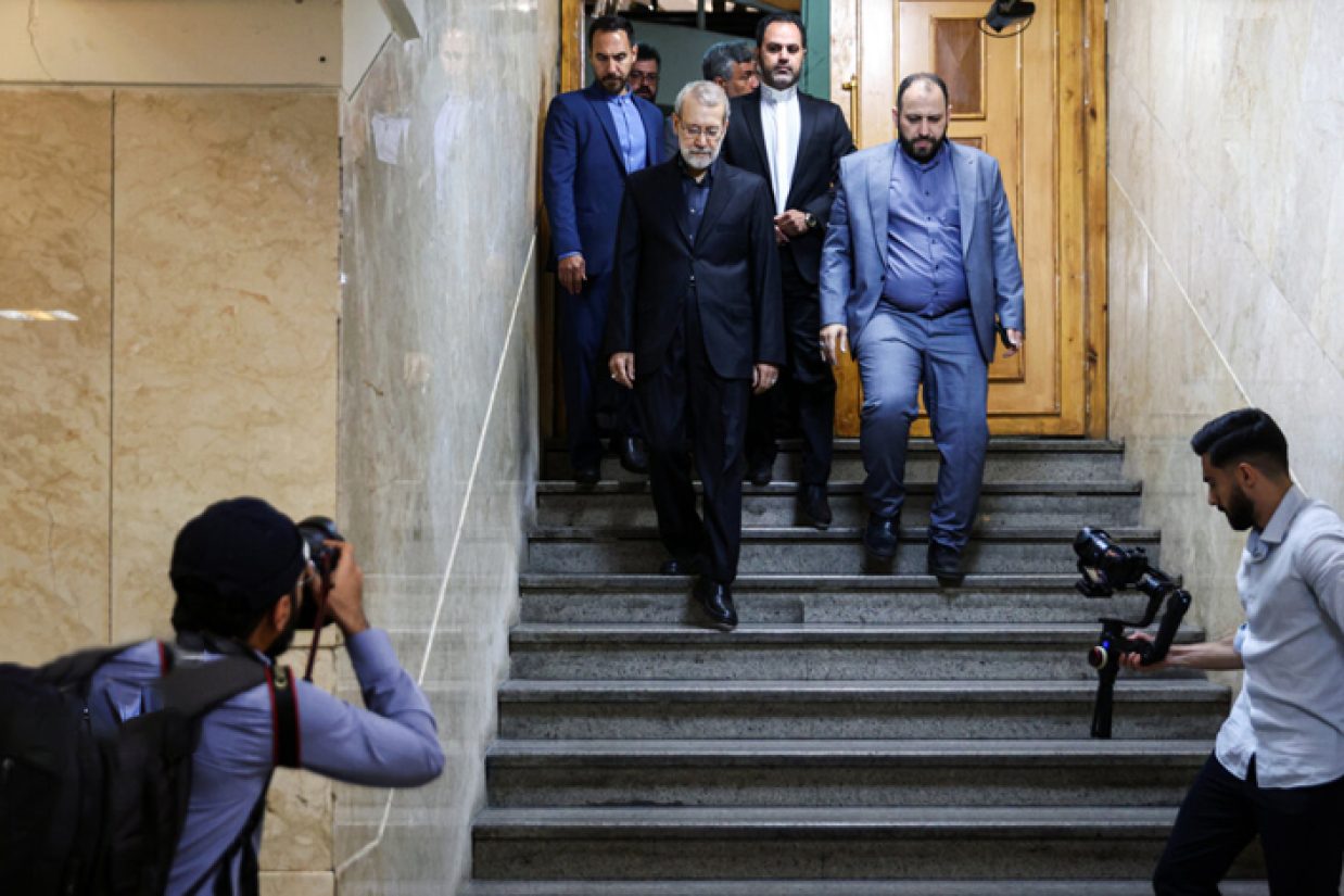علی لاریجانی، عضو مجمع تشخیص مصلحت نظام در روز دوم ثبت‌نام نامزدهای ریاست جمهوری در ستاد انتخابات کشور ثبت‌نام کرد.