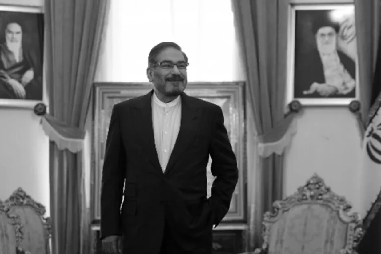 هرچند که موضوع ثروت خانواده علی شمخانی و پرنده‌هایی مربوط به فساد مالی آنان تازگی ندارد، اما ابعاد این پرونده‌ها آن هم در حوزۀ مبادله محموله‌های اسلحه در مقابل نفت از طریق دور زدن تحریم‌ها، گستره‌ای تازه و بین‌المللی پیدا کرده است.