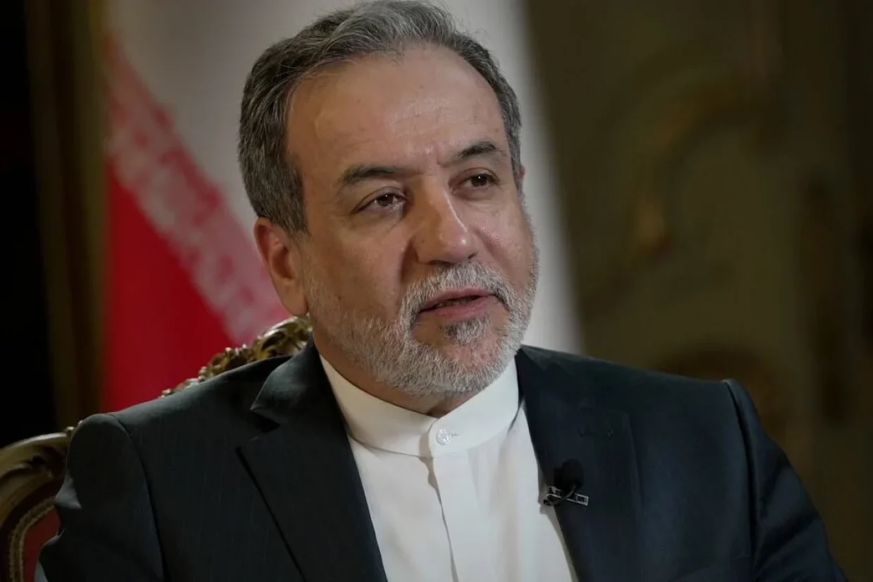 عباس عراقچی، وزیر امور خارجه جمهوری اسلامی، در نامه‌ای به دبیرکل سازمان ملل متحد، حملات اخیر اسرائیل علیه اهدافی در ایران را مصداق «اعلان جنگ» دانست و خواستار اقدام فوری نهادهای بین‌المللی شد.