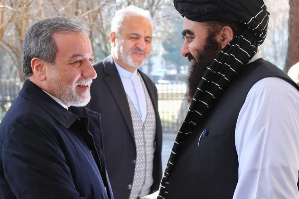 عباس عراقچی، معاون وزیر امور خارجه جمهوری اسلامی، روز یکشنبه ۷ بهمن‌ماه به افغانستان سفر کرد و در کابل، مورد استقبال امیرخان متقی، سرپرست وزارت امور خارجه دولت طالبان قرار گرفت.