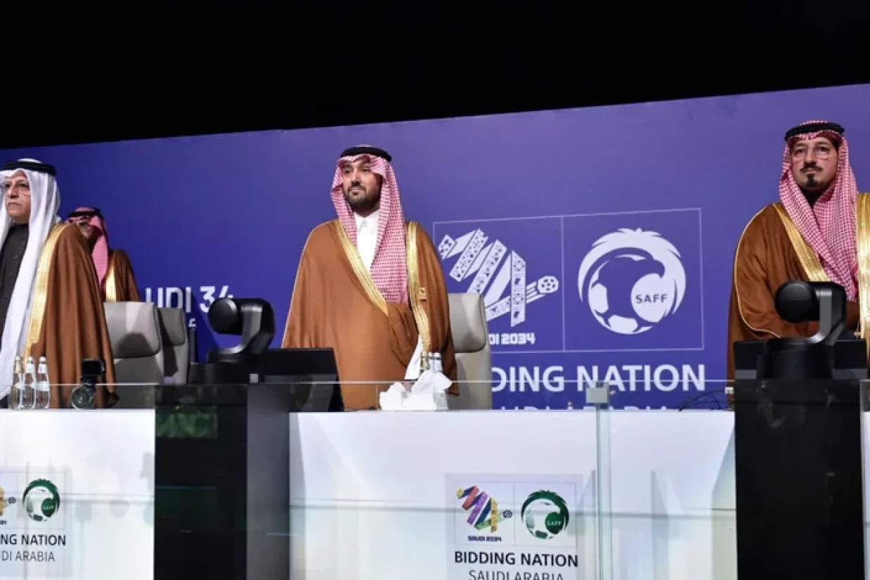 عربستان سعودی میزبان جام جهانی ۲۰۳۴ خواهد بود، اما این تصمیم نگرانی‌هایی را در میان فعالان حقوق بشر برانگیخته است.