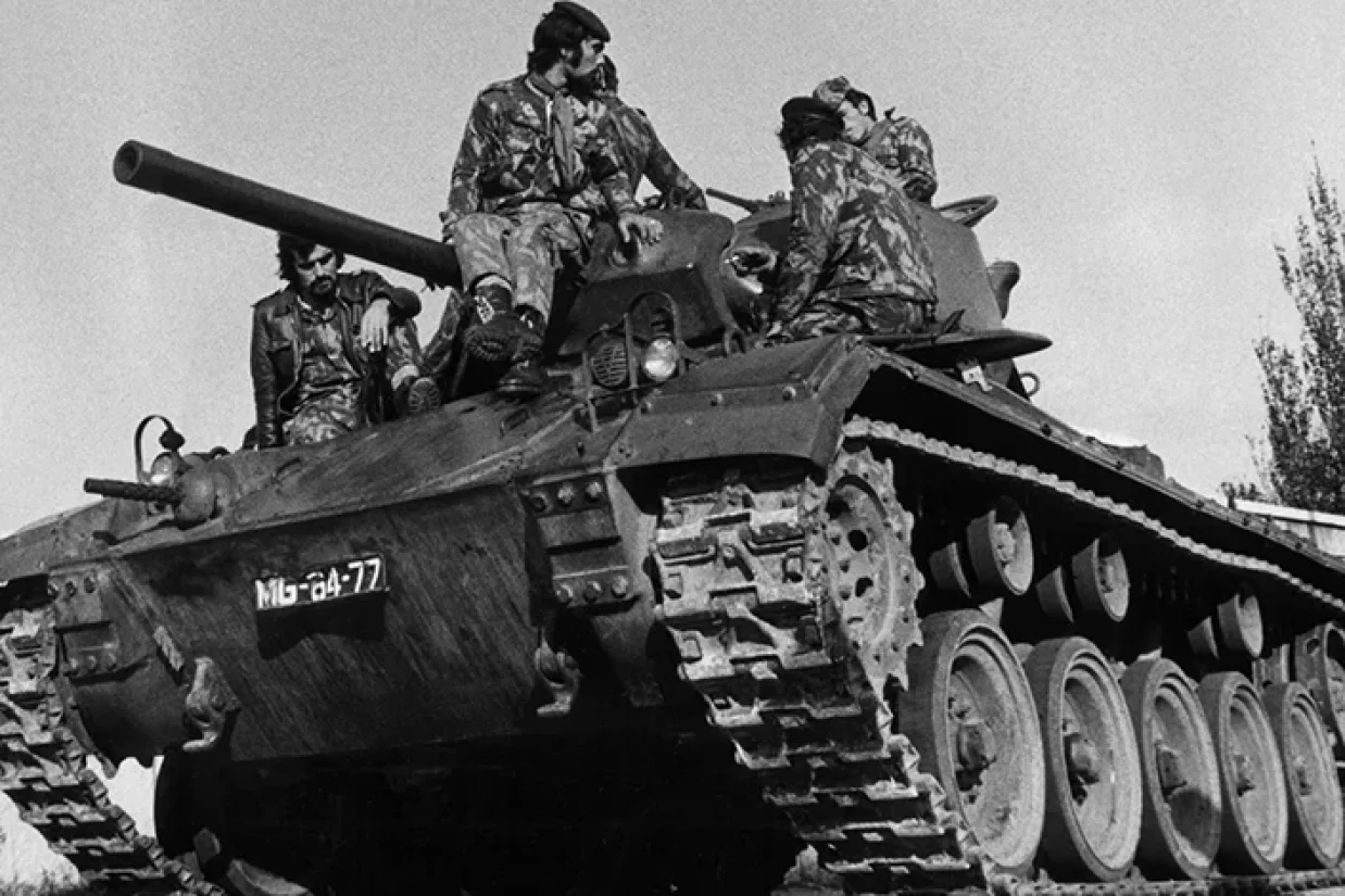 کاربران پرتغالی ایکس، روز ۲۵ نوامبر که ارتش پرتغال در مقابل یک کودتای کمونیستی ایستاد و از تبدیل شدن پرتغال به یکی از کشورهای اقماری بلوک کمونیستی جلوگیری کرد گرامی داشتند.