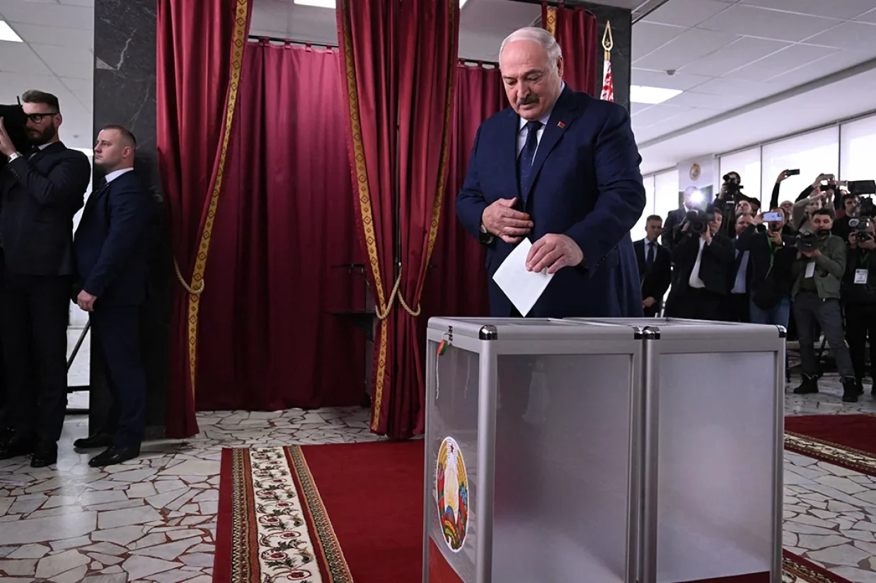 الکساندر لوکاشنکو، رئیس‌جمهور بلاروس، در انتخابات روز یکشنبه، حکومت ۳۱ ساله خود را تمدید کرد. این در حالی است که دولت‌های غربی این انتخابات را ساختگی و غیرعادلانه دانسته‌اند.