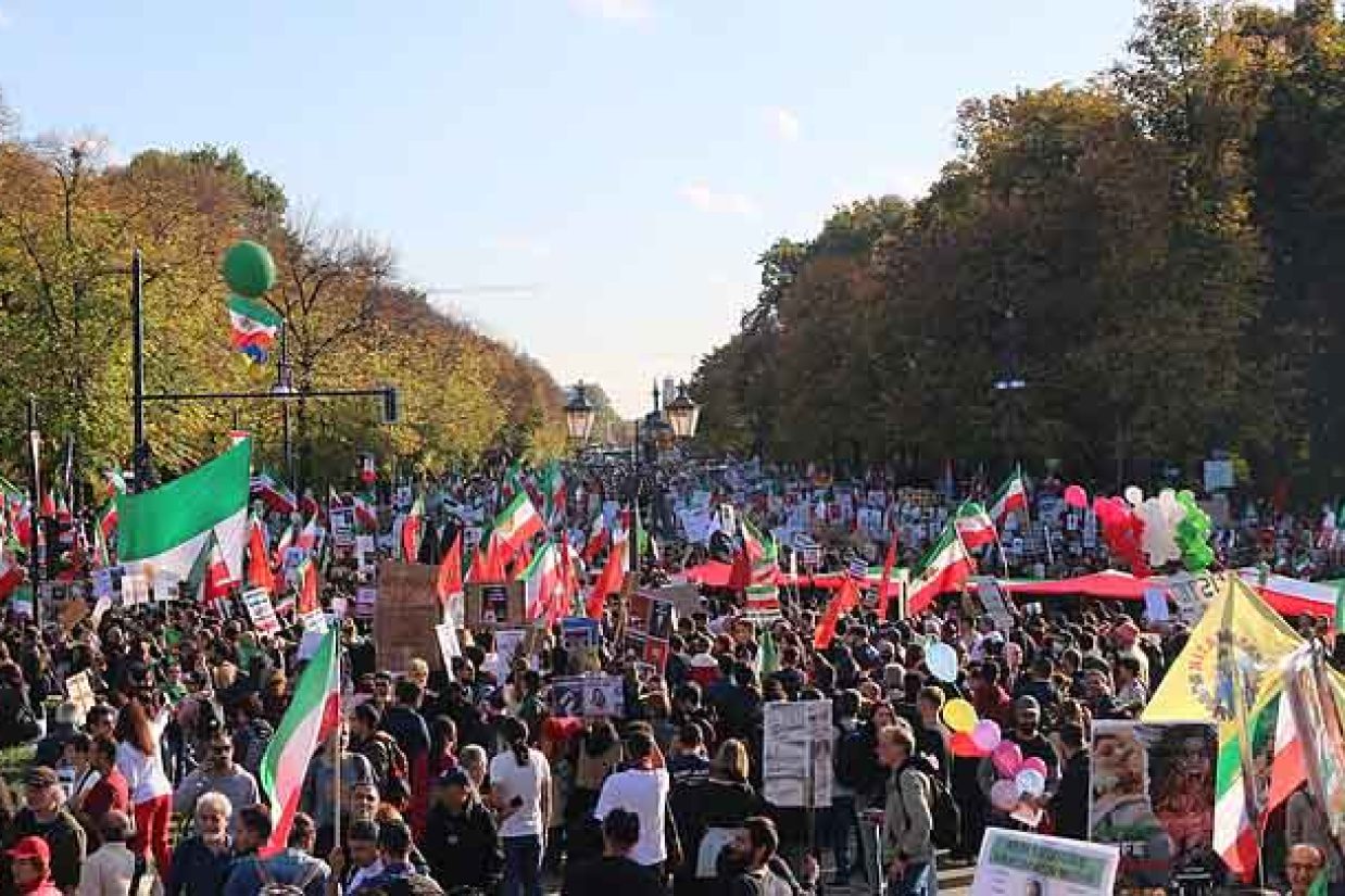تظاهرات بزرگ ایرانیان در برلین علیه جمهوری اسلامی، ۲۲ اکتبر ۲۰۲۲ (WIKIMEDIA)