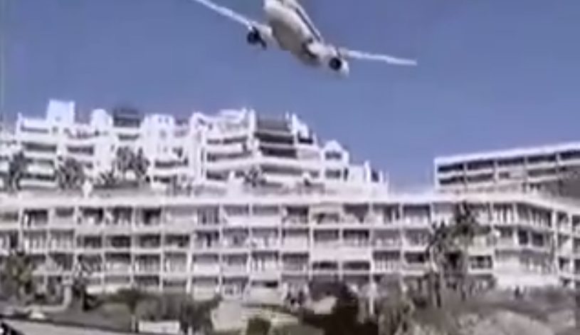 دعوای دو مسافر هواپیمای آمریکایی را به زمین نشاند(اسکرین شات/یوتیوب)