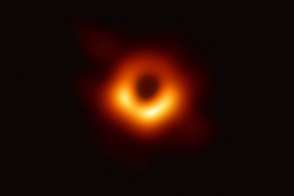 اولین عکس از یک سیاه‌چاله که در تاریخ ۱۰ مارس ۲۰۱۹ منتشر شد. (Collision Horizon Telescope et al)