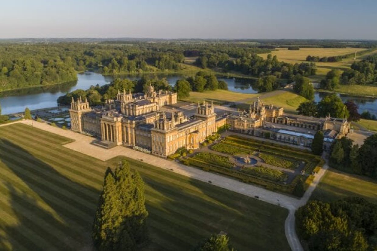 نمای هوایی کاخ بلنهایم در وودستاک، در آکسفوردشایر انگلیس (Blenheim Palace)