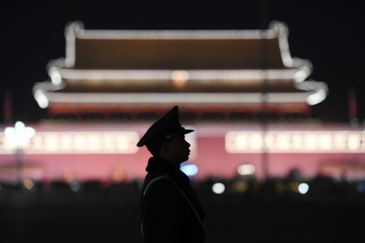 یک مأمور پلیس در میدان تیان‌آن‌من پکن ، ۱۸ مارس ۲۰۱۸ (Greg Baker/AFP/Getty Images)