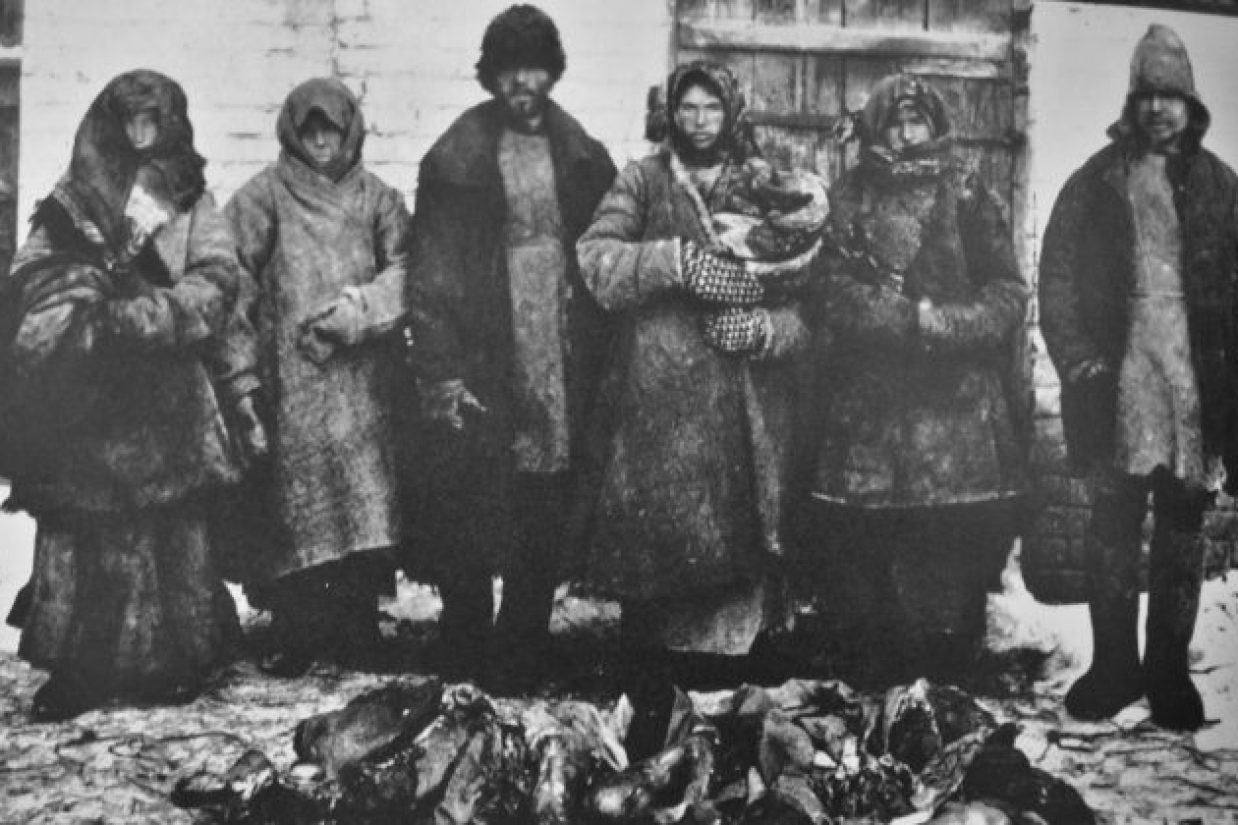 با مروری بر تاریخ رژیم‌های  اتحاد جماهیر شوروی و حزب کمونیست چین پی‌می‌بریم که این رژیم‌های کمونیستی تراژدی‌های مشابهی را در تاریخ بشری رقم زدند.