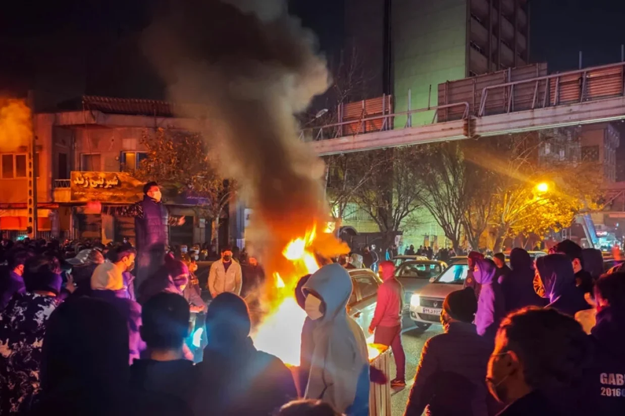 منابع داخلی اپک تایمز در چین می‌گویند پکن هم‌زمان با افزایش تنش‌ها در ایران، برنامه‌ریزی‌های امنیتی داخلی و سناریوهای تخلیه را تشدید کرده است؛ اما در عرصه عمومی، برای حفظ دیپلماسی منطقه‌ای، خطرها را کم‌اهمیت جلوه می‌دهد.