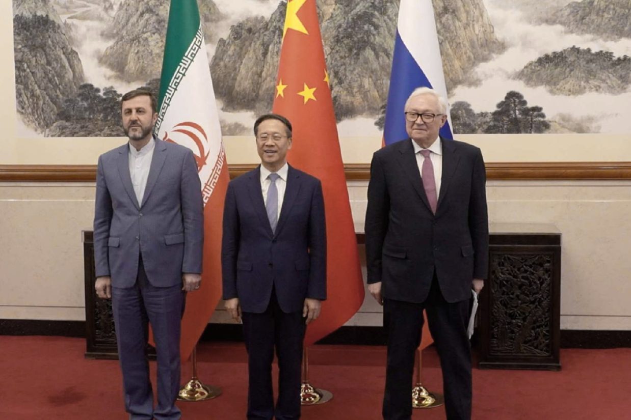دیپلمات‌های ارشد جمهوری اسلامی ایران، روسیه و چین امروز در پکن گرد هم آمدند تا درباره مسائل هسته‌ای ایران گفت‌وگو کنند.