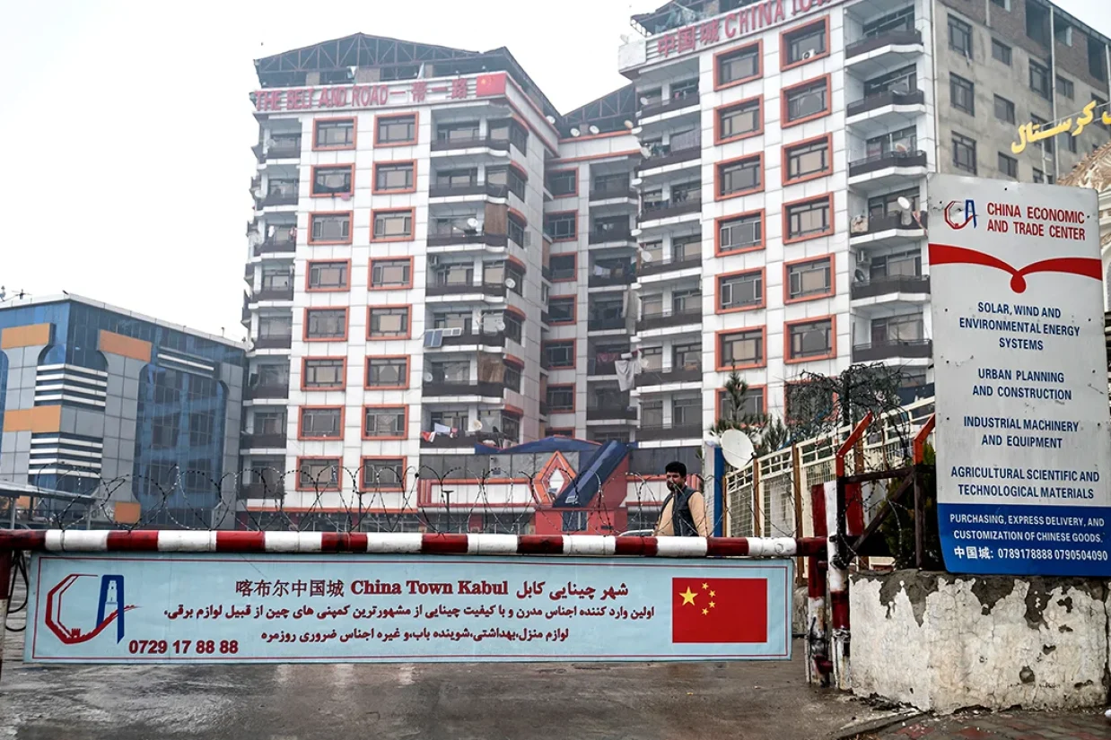 رویترز گزارش داده است که سرپرست وزارت تجارت طالبان در حال انجام مذاکرات با روسیه است تا بانک‌های دو کشور تحت تحریم، بتوانند معاملات تجاری به ارزش صدها میلیون دلار را از طریق ارزهای محلی خود انجام دهند.