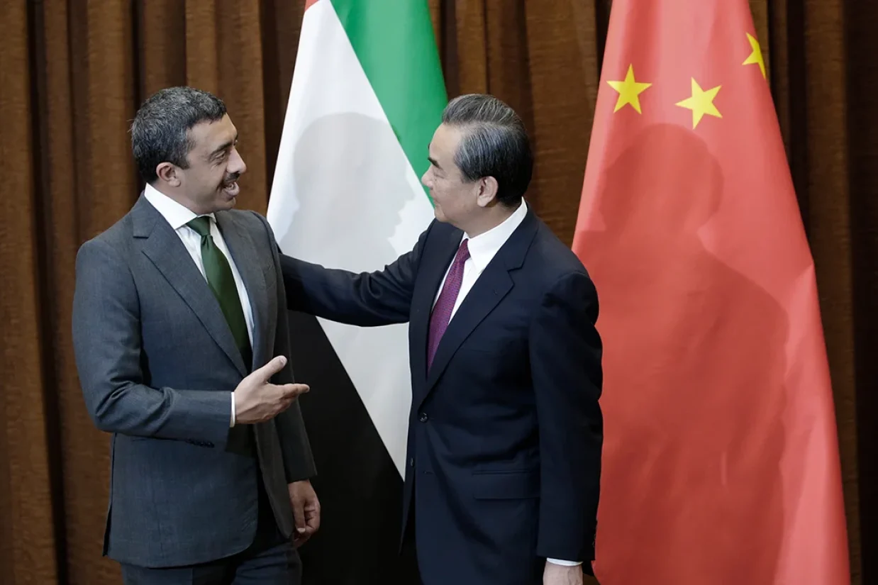 براساس بیانیه منتشر شده از سوی ابوظبی، وزیر خارجه چین کمونیستی در دیدار با وزیر خارجه امارات متحده از تلاش‌های امارات متحده برای مالکیت جزایر سه‌گانه ایران حمایت کرد.