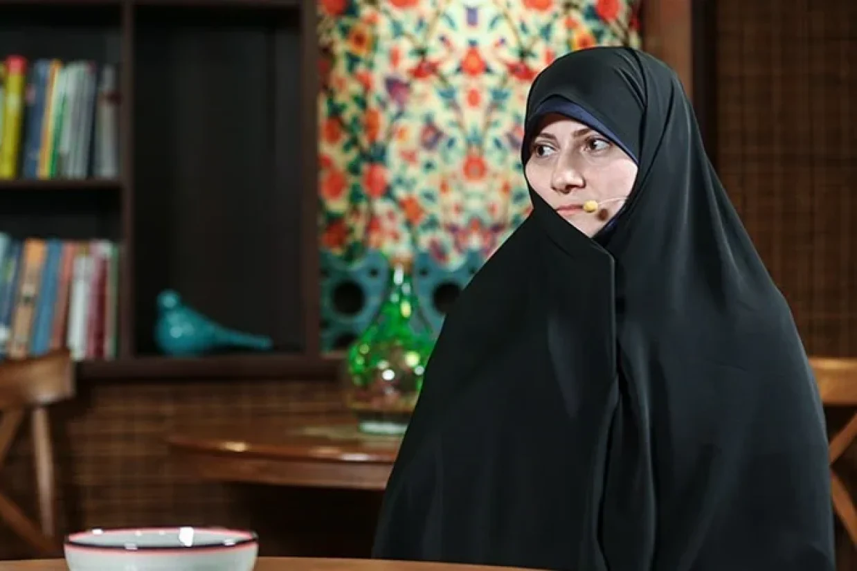 واکنش‌ها به ایجاد «کلینیک ترک بی‌حجابی»؛ تلاش جمهوری اسلامی برای درمان «علمی» بی‌حجابی و انتقاد کاربران از بیمار انگاری عقاید متفاوت.