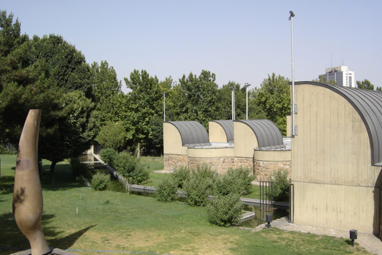 ۱۱۷ هنرمند سرشناس در عرصه‌ی هنرهای تجسمی با امضای بیانیه‌ای خواستار تغییراتی در  فعالیت‌های اخیر موزه‌ی هنرهای معاصر شدند. (موزه هنرهای معاصر تهران/ ویکیپدیای فارسی)