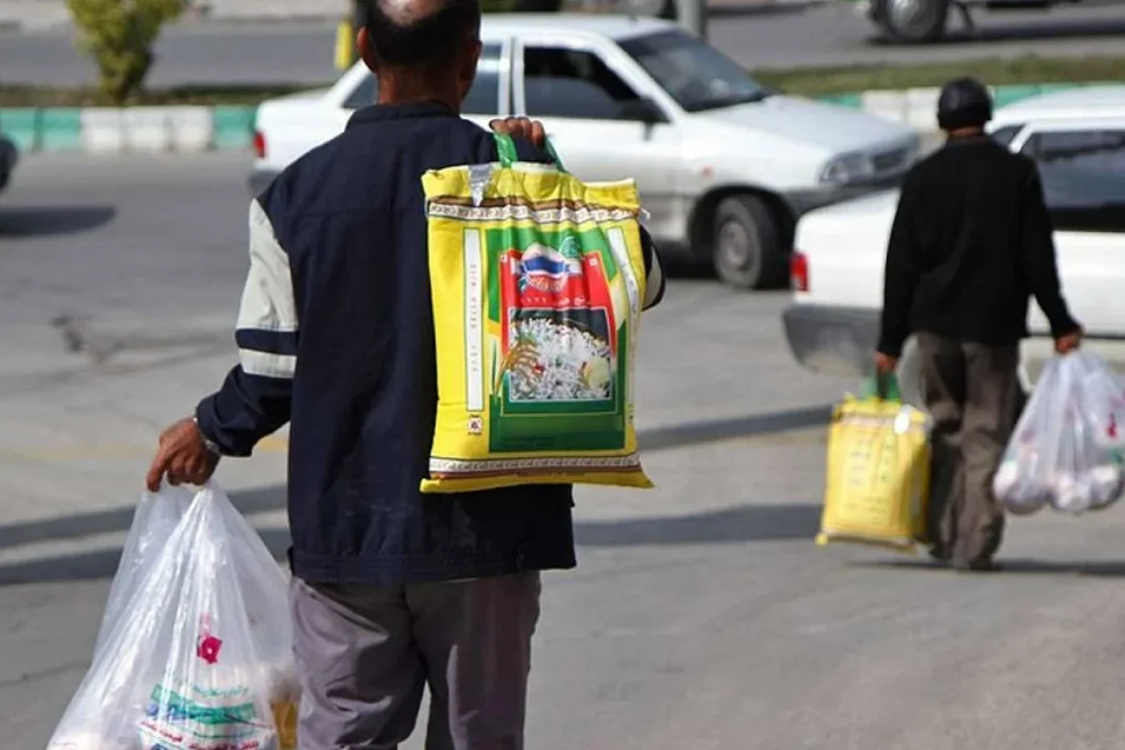 بازگشت کوپن به اقتصاد ایران نشانه‌ای از بحران اقتصادی است. آیا سیاست‌های دولت در توزیع کالابرگ الکترونیکی می‌تواند معیشت مردم را بهبود بخشد؟