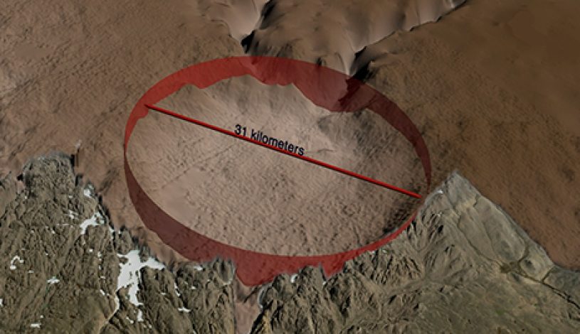 نقشه توپوگرافی سنگ بستر زیرین صفحات یخ در محل برخورد شهاب سنگ که ۳۱ کیلومتر قطر دارد و دارای لبه‌ای برجسته است. (Natural History Museum of Denmark)