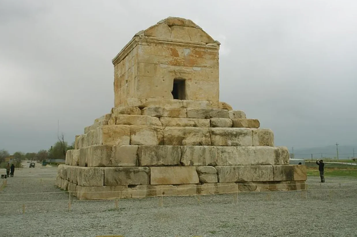کوروش دوم، ملقب به کوروش کبیر، حدود سال‌های ۵۹۰ تا ۵۸۰ پیش از میلاد در ناحیه انشان در پارس زاده شد.