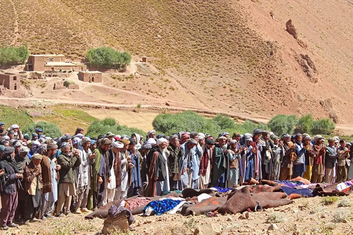 یکی از بزرگان روستای قریودال در دایکندی می‌گوید که مردم محلی می‌توانستند، چهار مامور منتسب به طالبان که ۱۴ غیرنظامی هزاره را کشتند، تعقیب کنند اما طالبان مانع از این کار شدند و خودشان هم کاری نکردند.