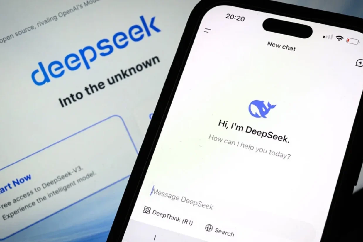 صفحه جستجوی DeepSeek روی یک گوشی موبایل نمایش داده شده است، در حالی که در پس‌زمینه، صفحه اصلی DeepSeek روی یک صفحه‌نمایش لپ‌تاپ در لندن در تاریخ ۲۹ ژانویه ۲۰۲۵ دیده می‌شود. (Leon Neal/Getty Images)