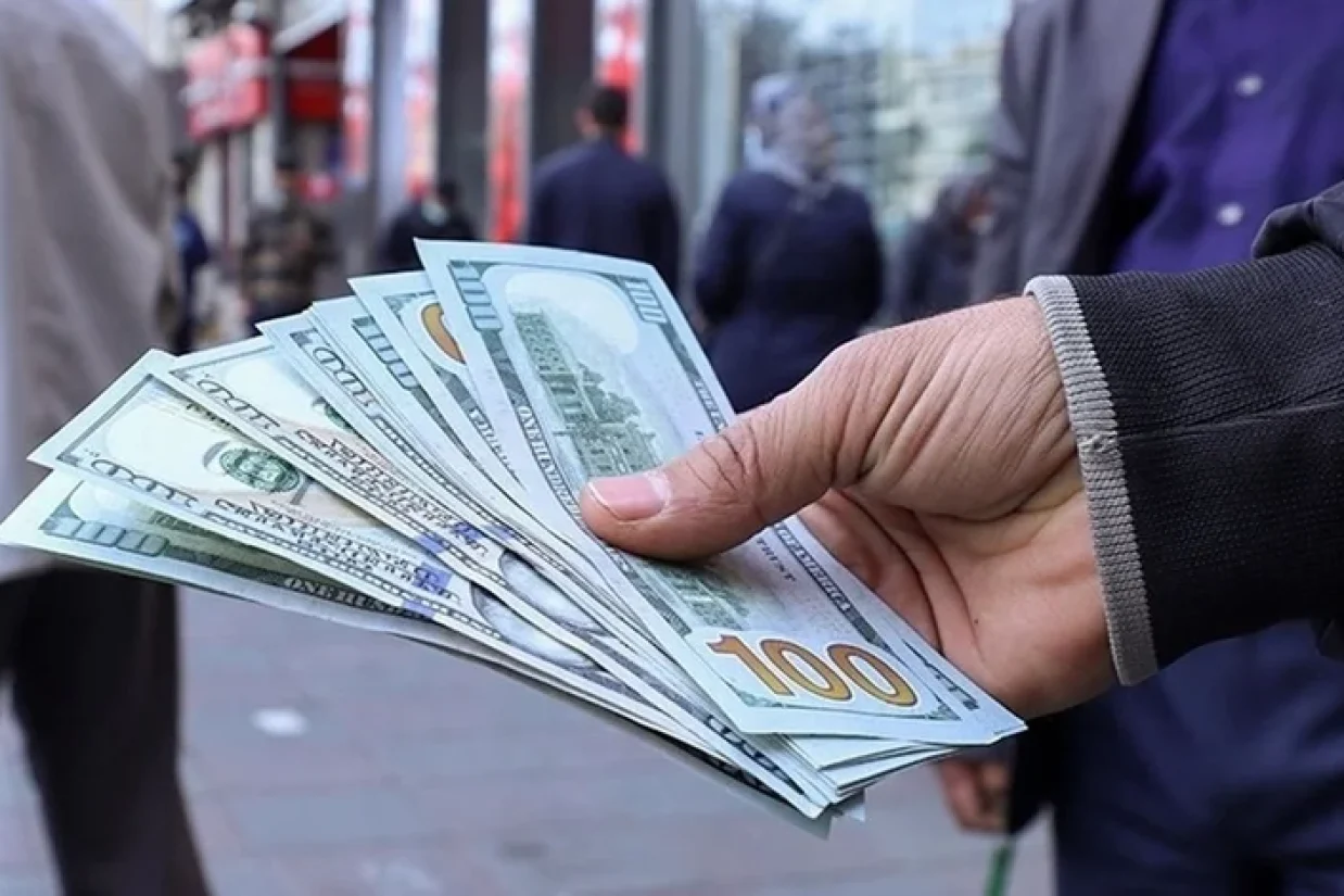نرخ دلار در روز دوشنبه، سوم دی‌ماه در بازارهای تهران از سقف ۷۸ هزار تومان عبور کرد.
