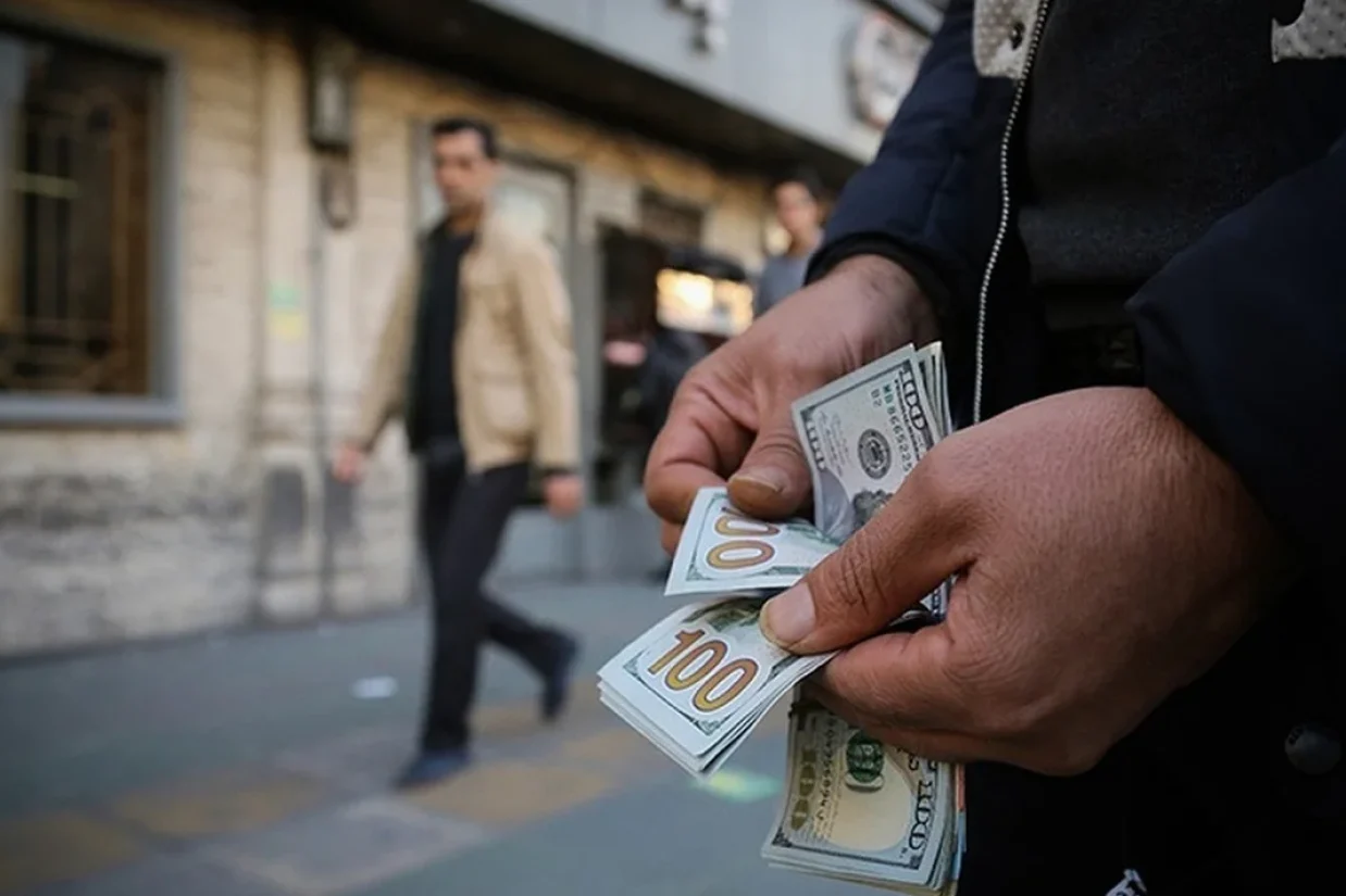 همزمان با افزایش قیمت سکه و طلا، قیمت دلار در روز شنبه، ۲۹ شهریور به مرز ۱۰۳ هزار تومان در بازار آزاد تهران رسید.