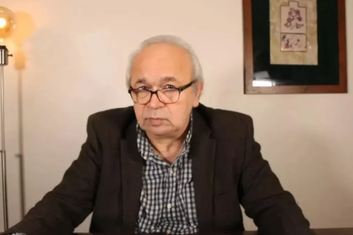 دختران ابراهیم نبوی، فعال سیاسی و طنزپرداز از خودکشی پدرشان در شامگاه سه‌شنبه، ۱۴ ژانویه در شهر سیلورسپرینگ ایالت مریلند خبر دادند.
