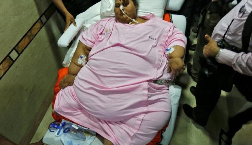 اِمان احمِد که تحت عمل جراحی کاهش وزن قرارگرفته بود، روی برانکارد، در حال ترک کردن بیمارستانی در بمبئی هند است. (Reuters/Shailesh Andrade)