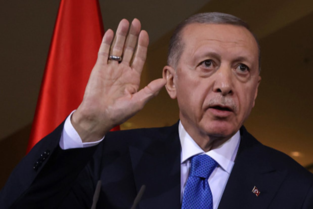 چهار تن از ماموران تیم حفاظت «رجب طیب اردوغان» رئیس‌جمهور ترکیه در جریان آنچه «سانحه رانندگی» عنوان شده است، در استان شرناک کشته و زخمی شده‌اند.