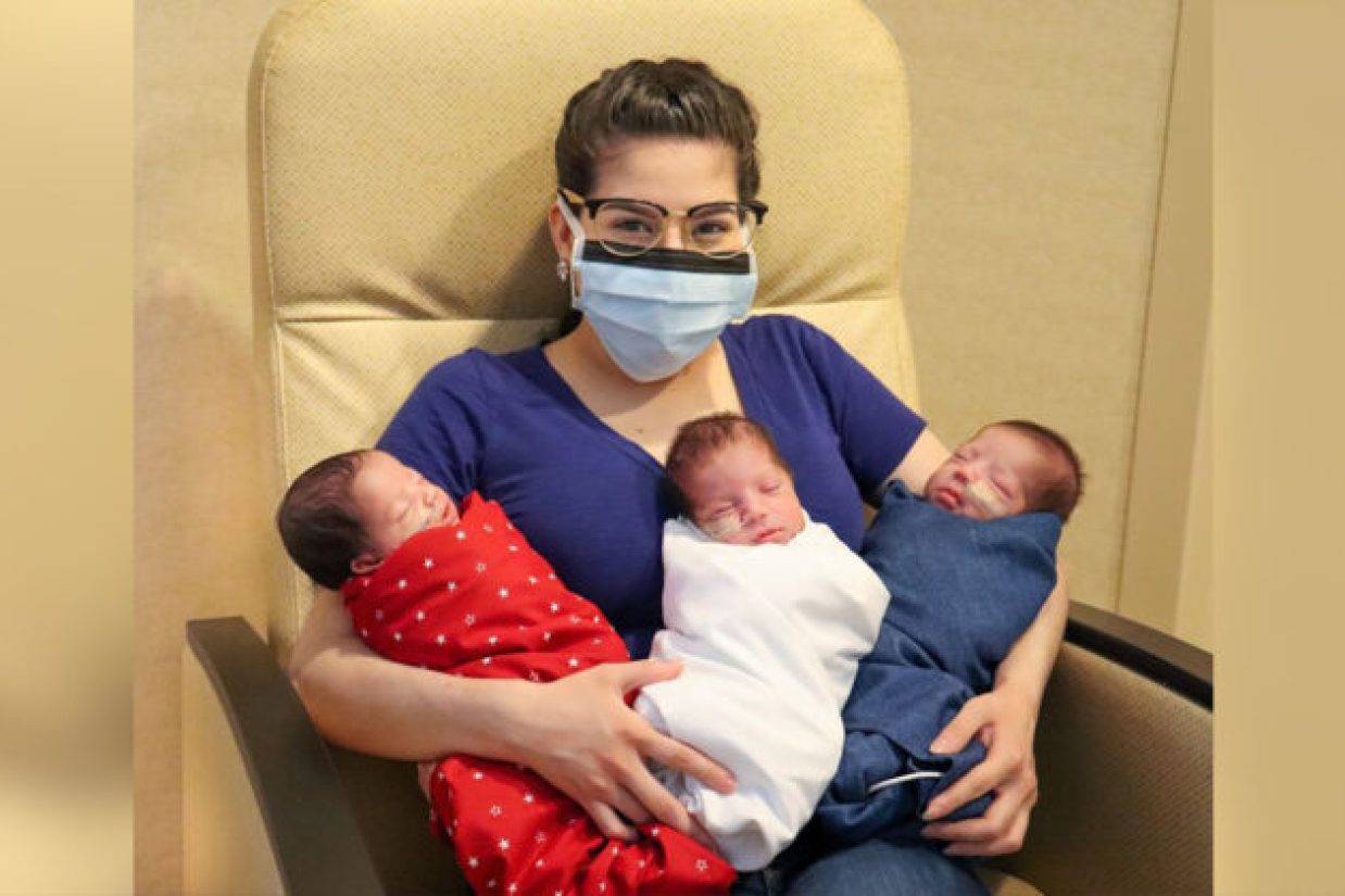 مگی سیلرو سه قلوهایش را در آغوش گرفته است. (Courtesy of The Woman's Hospital of Texas)