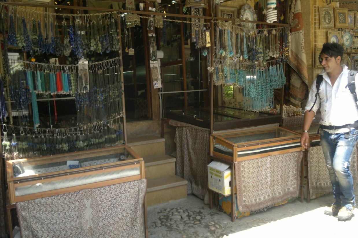در سرای مشیر بازار وکیل شیراز، صنایع دستی ساخت کشور‌های دیگر به چشم می‌خورد. (اِپُک تایمز)