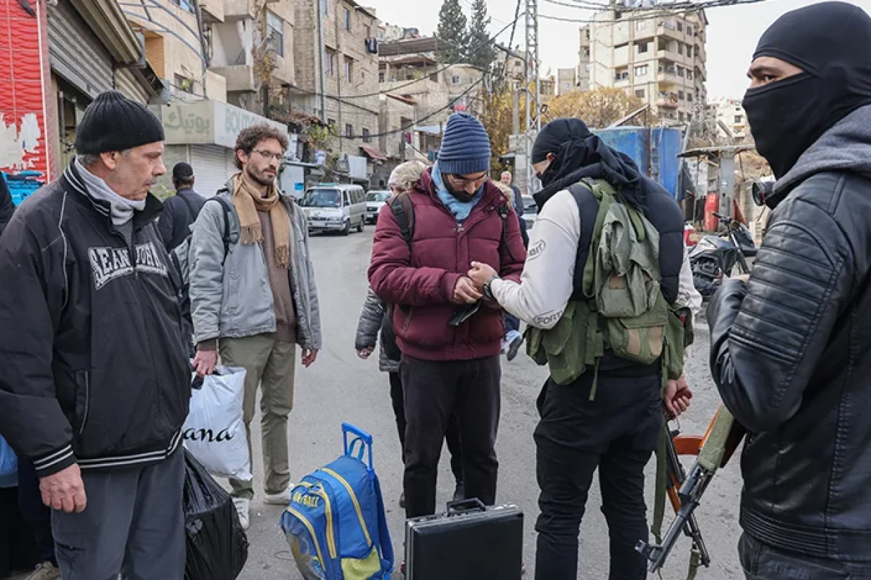 حاکمان جدید سوریه در واکنش به حمله‌ای مرگبار که منجر به کشته شدن ۱۴ مأمور پلیس در استان طرطوس شد، تدابیر امنیتی شدیدی اتخاذ کردند. علویان حامی دولت سابق بشار اسد در این منطقه زندگی می‌کنند.
