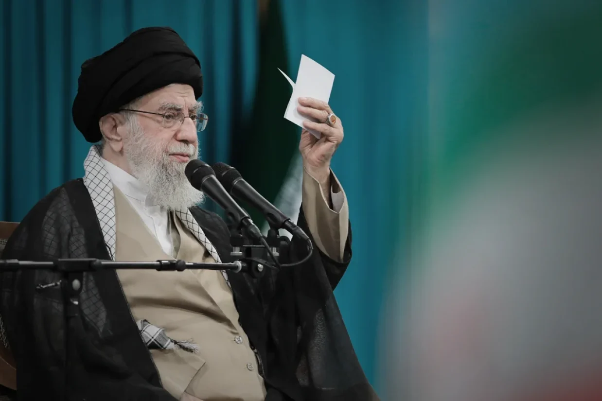 رهبر جمهوری اسلامی اعلام کرد که پیشنهاد مذاکره مستقیم با آمریکا که از سوی برخی افراد «ظاهربین» مطرح می‌شود،در شرایط فعلی «این مسائل حل‌نشدنی است.»