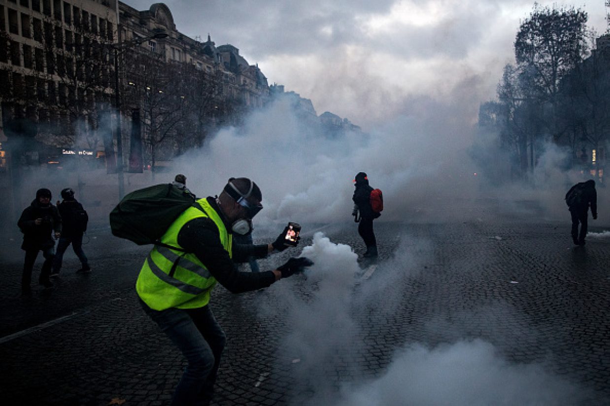 رویارویی پلیس با معترضین با پرتاب گاز اشک‌آور (Chris McGrath/Getty Images)