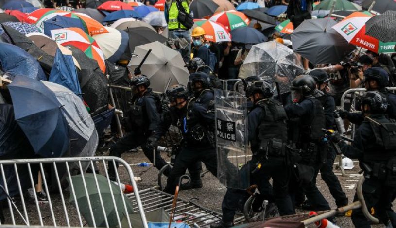 برخورد خشونت‌بار پلیس هنگ‌کنگ با تظاهرکنندگان – ۱۲ ژوئن ۲۰۱۹ (Dale De La Rey/AFP/Getty Images)