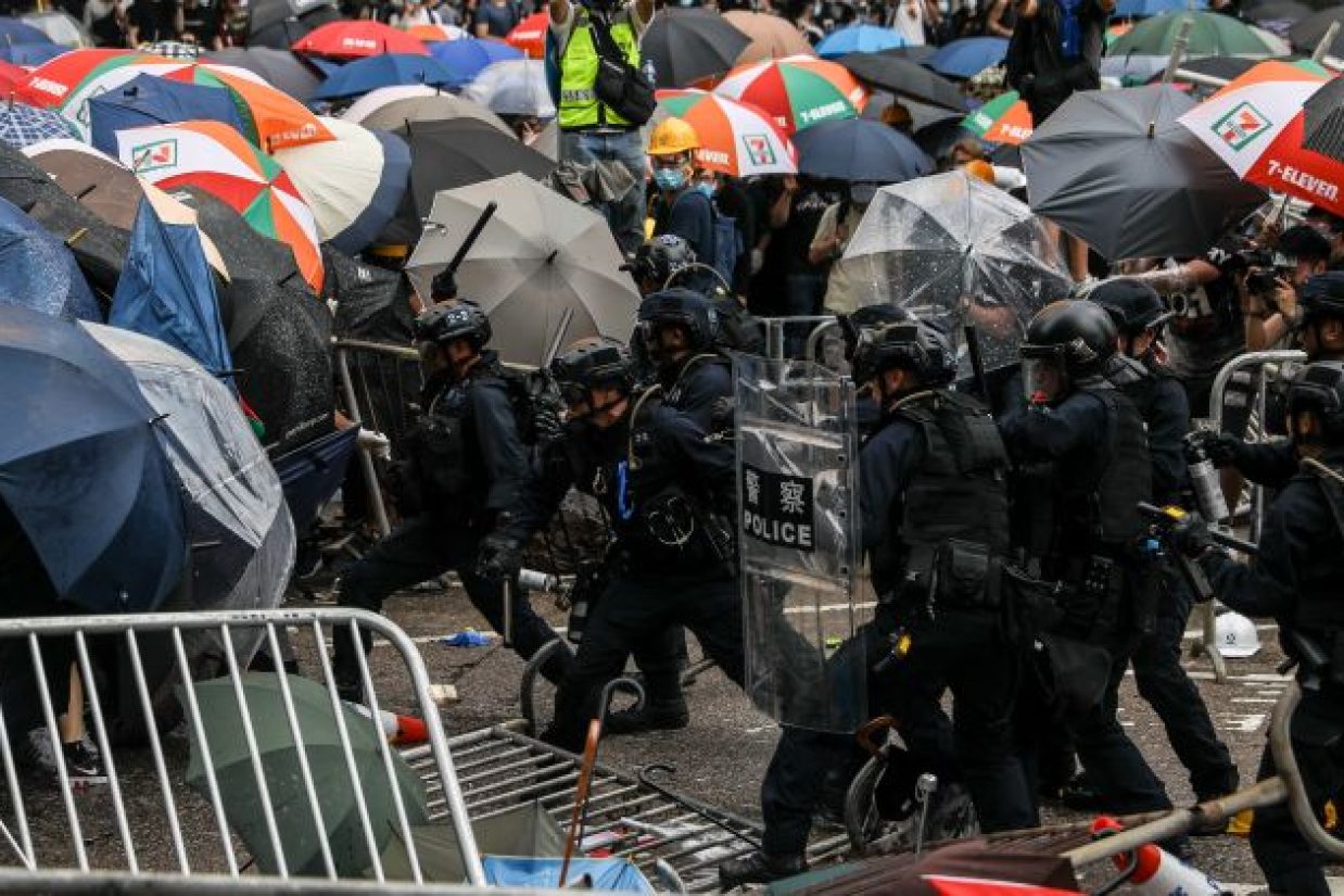 برخورد خشونت‌بار پلیس هنگ‌کنگ با تظاهرکنندگان – ۱۲ ژوئن ۲۰۱۹ (Dale De La Rey/AFP/Getty Images)