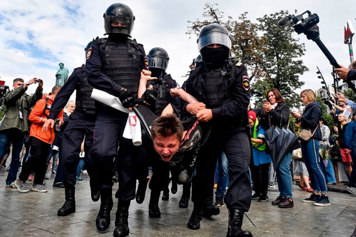 بازداشت یکی از معترضین در مسکو، ۳  آگوست ۲۰۱۹. (ALEXANDER NEMENOV/AFP/Getty Images)