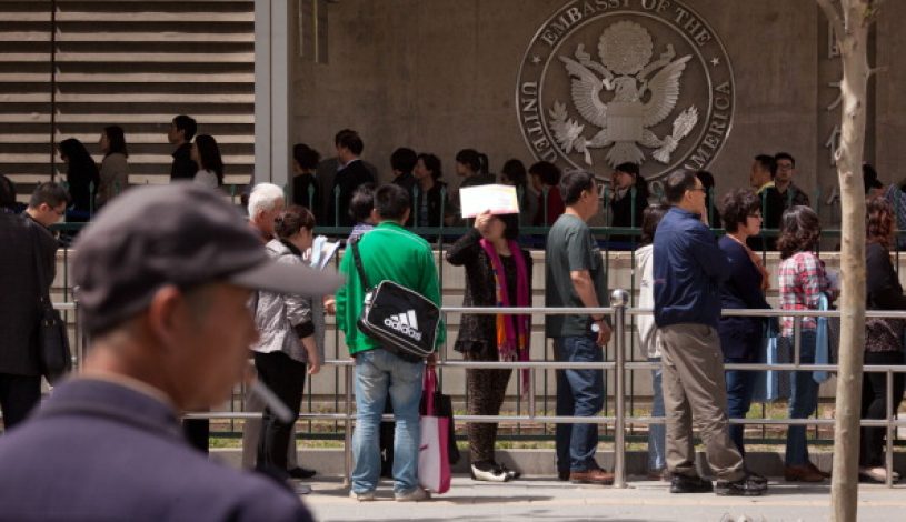 صف چینی‌ها در مقابل سفارت آمریکا برای دریافت ویزا – آوریل ۲۰۱۲ (Ed Jones/AFP/GettyImages)