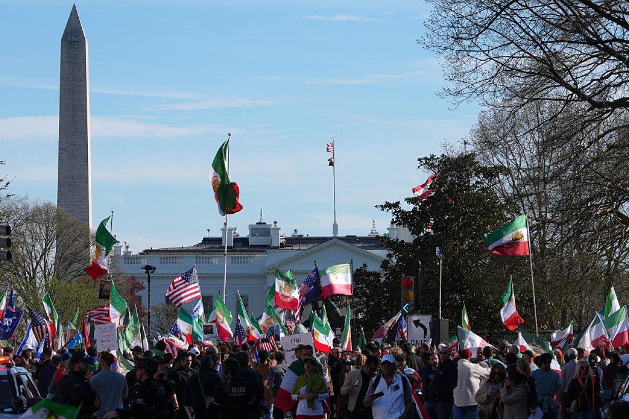 تجمع ایرانیان مقابل کاخ سفید در ۹ فروردین ۱۴۰۵
Ken Cedeno / AFP via Getty Images