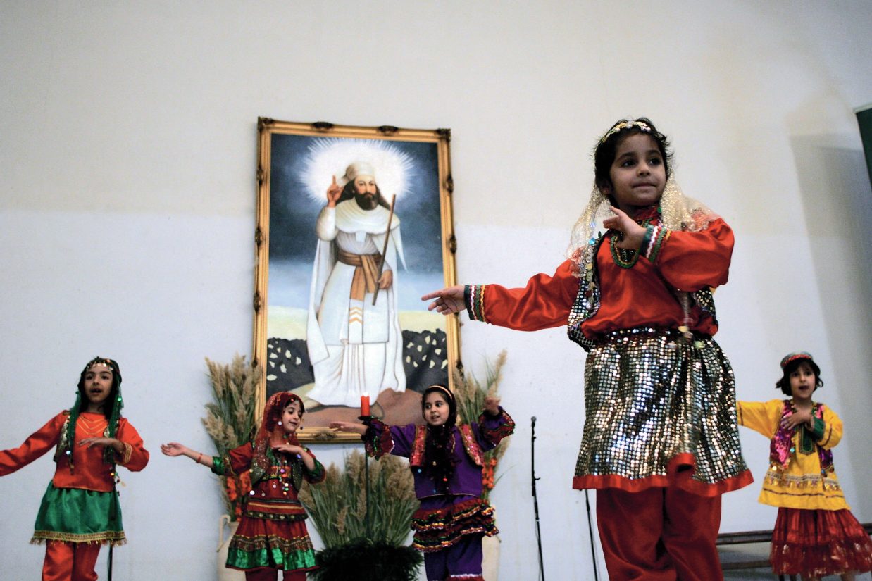 رقص کودکان زرتشتی در جشن مهرگان، تهران ۲۰۰۶ (BEHROUZ MEHRI/AFP/Getty Images)
