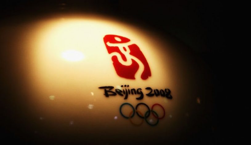 لوگوی المپیک بر روی یک ظرف پیش‎از بازی‎های المپیک 2008 پکن. 4 اوت 2008. پکن، چین.(Ryan Pierse/Getty Images)
