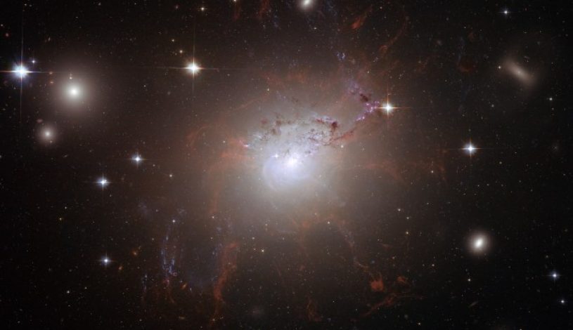 این تصویر از کهکشان غول‌آسا و فعال ۱۲۷۵NGC ، در ژوئیه و اوت سال ۲۰۰۶ با استفاده از تلسکوپ فضایی هابل گرفته شده است.