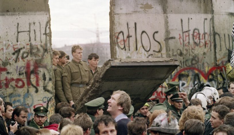 فروپاشی دیوار برلین در  نوامبر ۱۹۸۹ . (Gerard Malie/AFP via Getty Images)