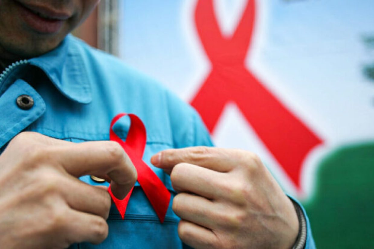 HIV  در ۲۶ نوامبر، مقاله «پیشرفت تحقیقات در زمینه همه‌گیری ایدز در چین» توسط مجله هفتگی سی‌دی‌سی و به نویسندگی هِه‌ نا، استاد همه‌گیرشناسی