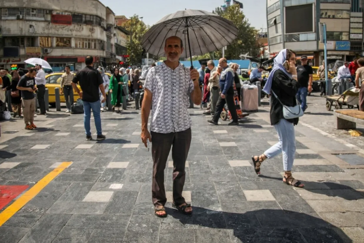 به گزارش تابناک، دمای هوای تهران در حال حاضر به ۴۰ درجه سانتی‌گراد بالای صفر رسیده است؛ در حالی که ساکنان اهواز، روزهای طاقت‌فرسایی را در گرمای ۵۰ درجه پشت سر می‌گذارند.