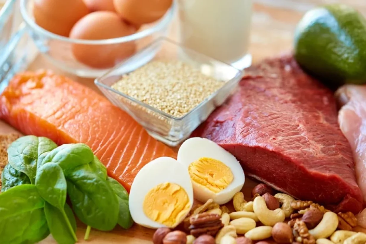 رژیم غذایی سرشار از پروتئین و کم‌کربوهیدرات می‌تواند سلامت متابولیک و چربی خون را بهبود بخشد، حتی بدون کاهش وزن.