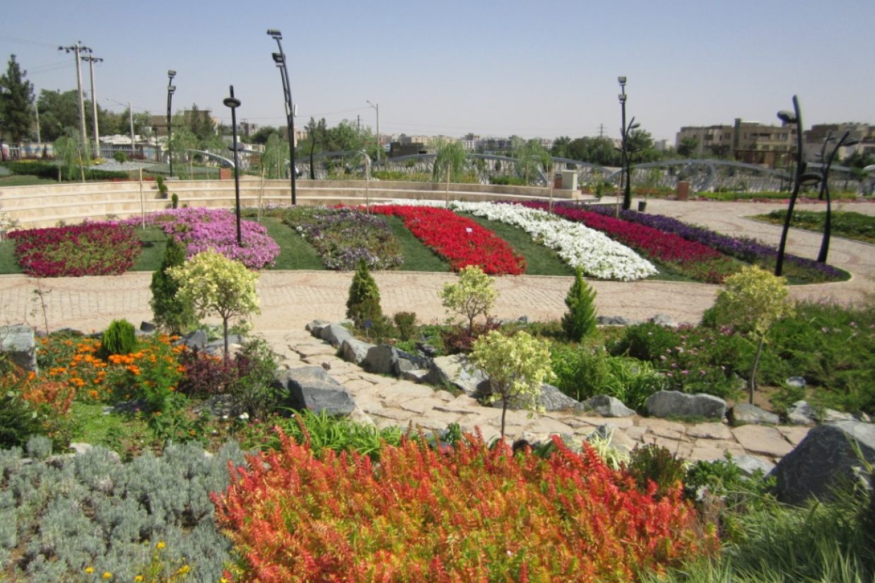 باغ گل‌‏ها، مشهد. این باغ در طرحی به شکل گل بنفشه با هشت گلبرگ احداث شده است که هر کدام از این گلبرگ‌ها قسمت‌های مختلف باغ از جمله باغ گیاهان صخره‌ای، باغ رز، باغ گیاهان پوششی، باغ گیاهان دارویی، باغ گیاهان پیازی، باغ گیاهان فصلی و غیره را تشکیل می‌دهد. (اپک‌‌‏تایمز)