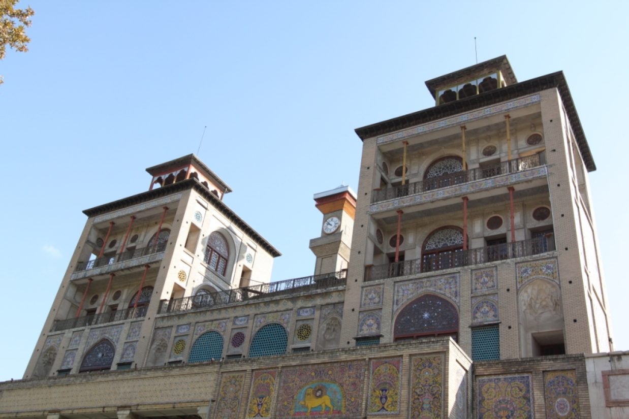 بنای شمس‌العماره (عمارت خورشید) در تهران که ساعت در برج میانی آن نصب شده است. (اِپُک تایمز)