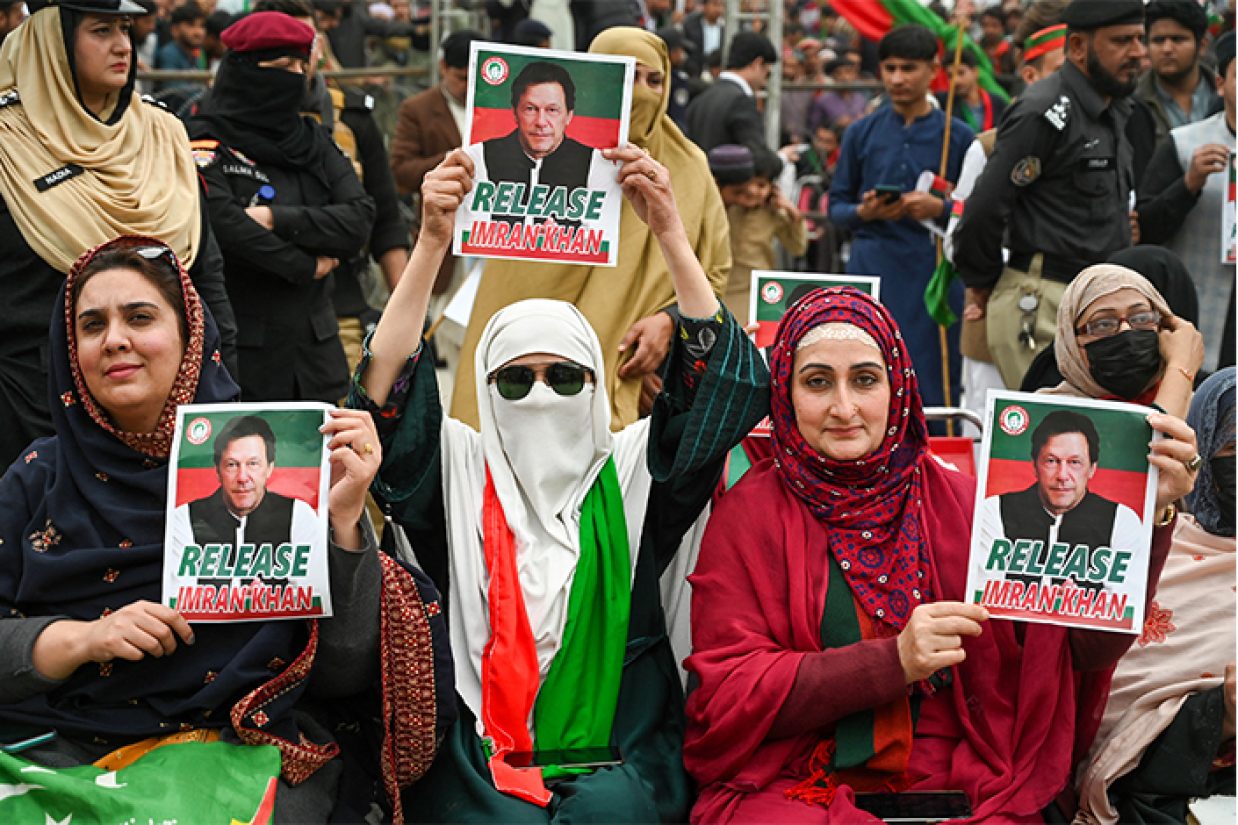 عمران خان، نخست‌وزیر سابق پاکستان، و همسر سومش روز شنبه در دادگاه پاکستان از اتهام ازدواج غیرقانونی تبرئه شدند; اما عمران خان به دلیل صدور حکم بازداشت جدید از جانب مقامات از زندان آزاد نخواهد شد.